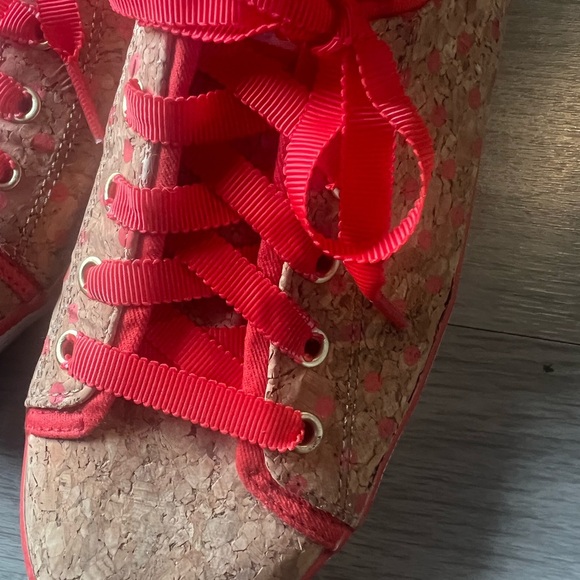 Stylish Red and Tan Women's Sneakers - Picture 2 of 4